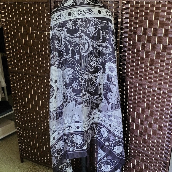 Elegant Black and White Patterned Shawl - Picture 3 of 8